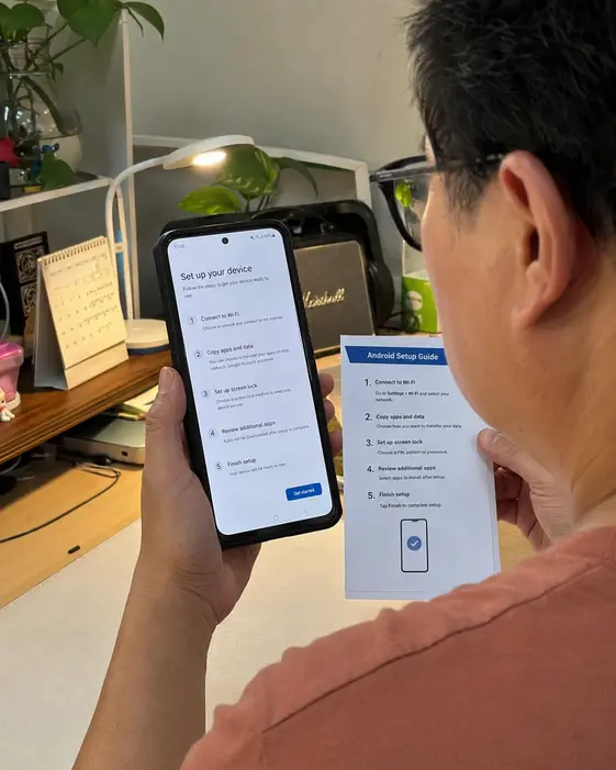 Seorang pengguna melihat langkah persediaan Android pada telefon